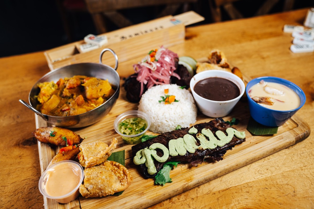 Steak in pesto sauce, with rice, sauces, mixed vegetables, pastries and fried food